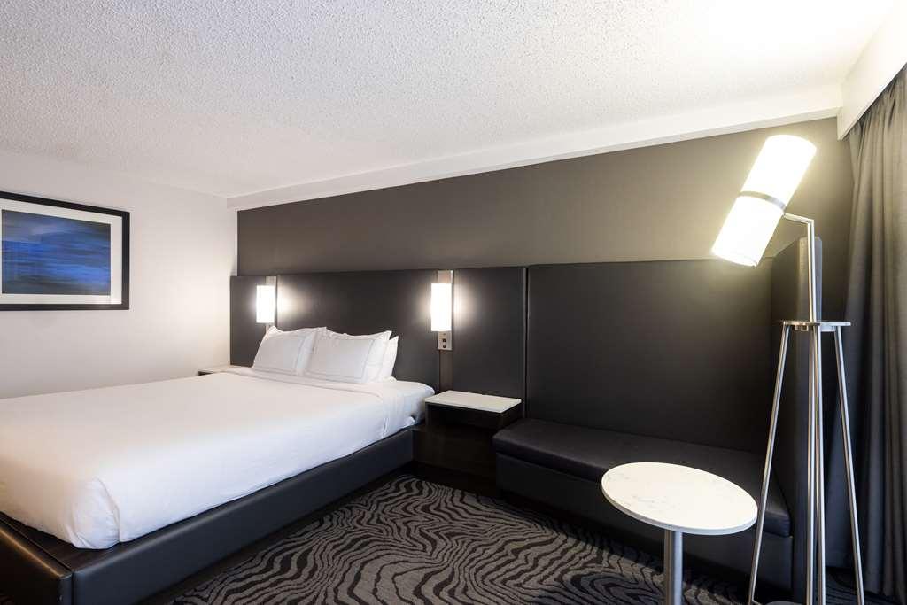 Doubletree By Hilton Calgary North Hotel Room photo